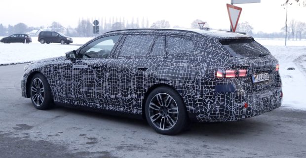 getarnter bmw i5 touring