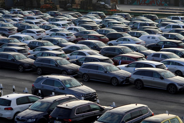 grau/silber weiterhin beliebteste farbe für autos in deutschland