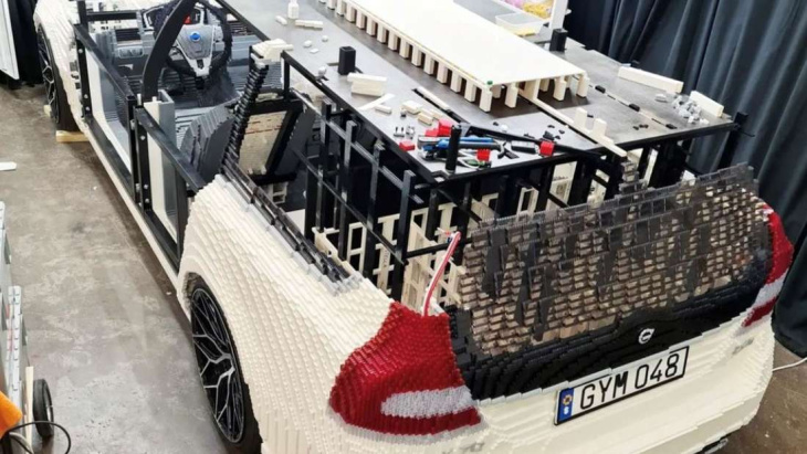 Volvo V70 aus 400.000 Legosteinen nachgebaut: „Zumindest rostet der nicht“