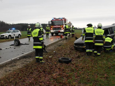 BMW kracht frontal in Peugeot: Zwei Schwerverletzte