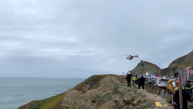 Kalifornien: Tesla stürzt 76 Meter in die Tiefe – alle Insassen überleben