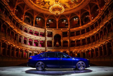 Auf großer Bühne: BMW i7 in Tansanitblau in Budapester Oper