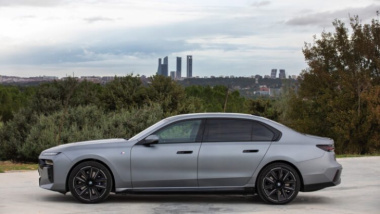 Pure trifft Deep: Zwei Mal Frozen Grey am BMW i7 im Vergleich