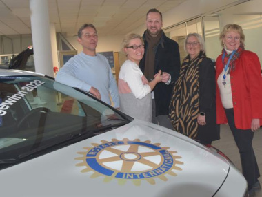 Gewinnerin gefunden: Ein Ford Fiesta war der Hauptgewinn der Weihnachtstombola des Rotary-Clubs
