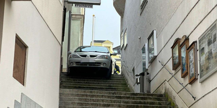 upps! lenker verwechselte stiegenabgang mit straße