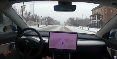 Video: So schlecht fährt ein autonomer Tesla auf Schnee