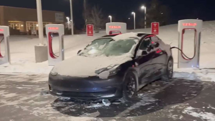 Tesla bei minus 26 Grad geladen: YouTuber nutzt Wintersturm für extremen Test (mit Video)