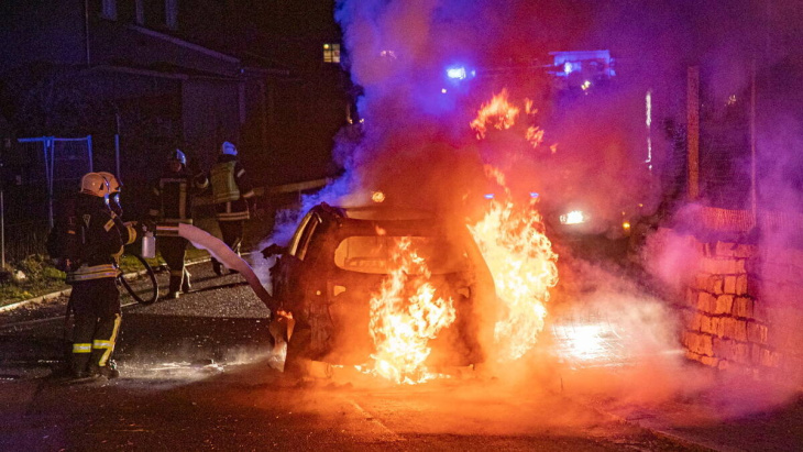 auto brennt in demitz-thumitz komplett aus