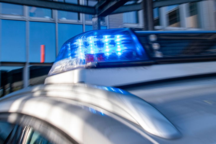 mann zersticht reifen von 38 parkenden autos in chemnitz