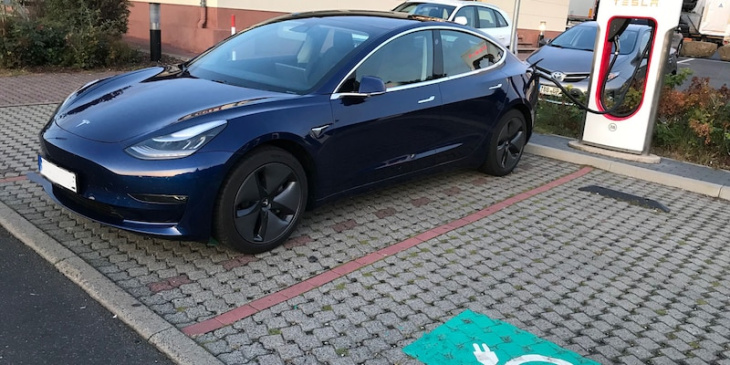 tesla als vorbild - mercedes bietet jetzt die eingebaute vorfahrt - beim stromtanken