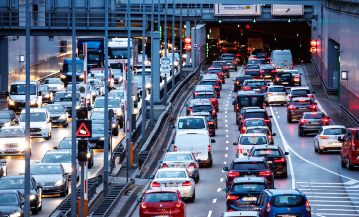 münchen: autofahrer standen 74 stunden im stau