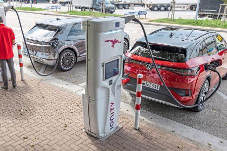 neuzulassungen elektroautos gesamtjahr 2022: tesla mit doppelsieg, vw nur auf dem vierten platz