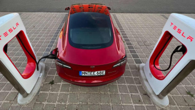 Tesla senkt die Preise an Superchargern