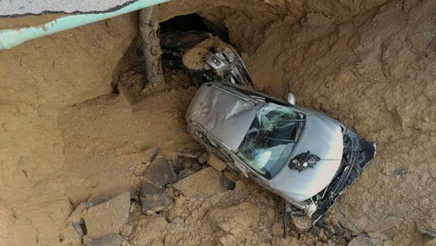 erdloch „verschluckt“ in los angeles zwei autos