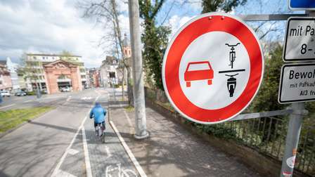 seltenes verkehrsschild: hier gilt ein überholverbot von fahrrädern