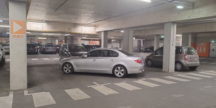 lenker stellt seinen bmw frech über drei parkplätze ab