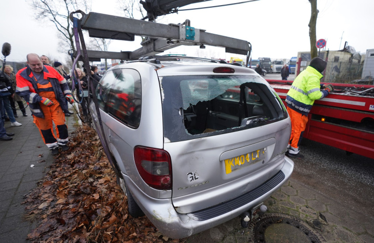 alte autos in industriegebiet abgeschleppt