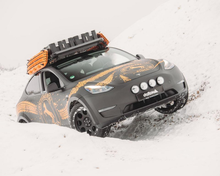 gelände-tesla y von delta4x4 fährt auf 4×4-reifen von continental