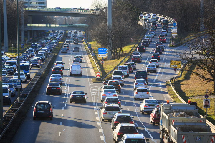 mittwoch kompakt: stromexporte und -importe, mercedes eqc im test, city-maut in münchen, greenpeace will verbrenner ab 2028 verbannen