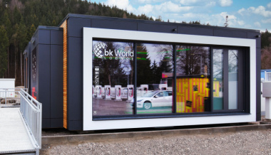 bk World eröffnet in Füssen zweite „Aufenthalts-Lounge“ an Tesla Superchargern