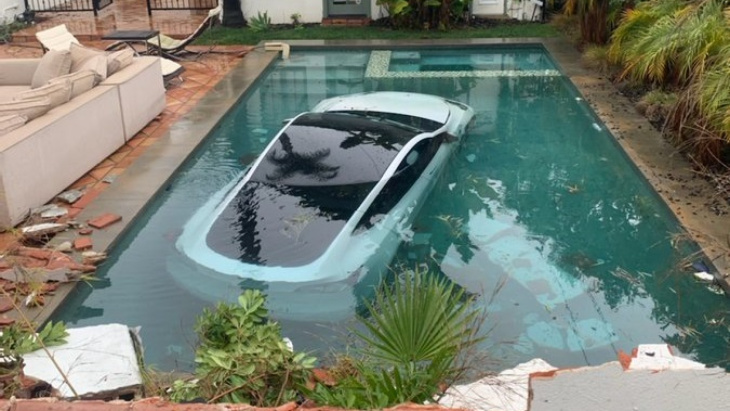 tesla model 3 landet in einem schwimmbad, die ursache ist wirklich trivial
