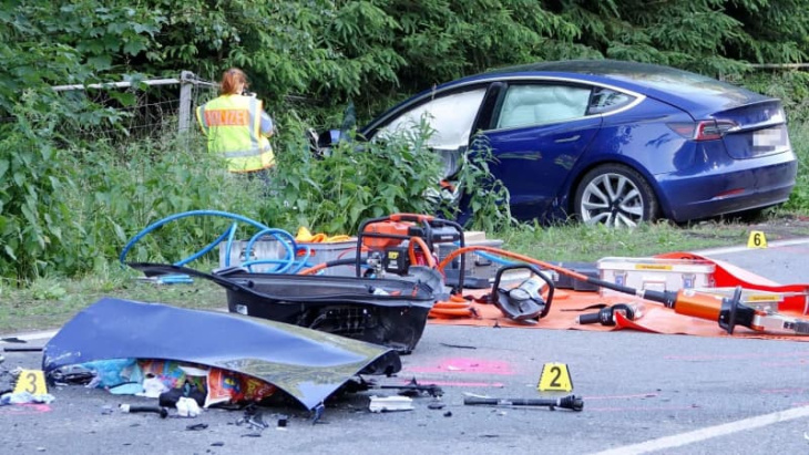 tesla-crash mit drei toten – auto zog plötzlich nach links