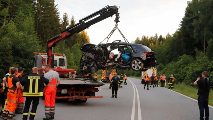 tesla-crash mit drei toten – auto zog plötzlich nach links