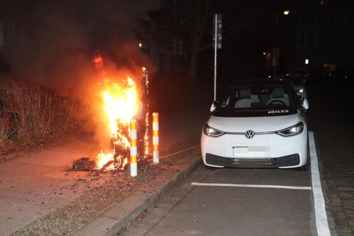 kreuzberg: ladesäule für elektroautos brennt komplett aus