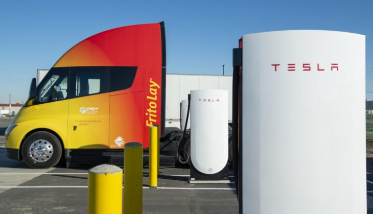 noch ein semi-event: tesla-lastwagen lädt laut kunde mit 750 kw, 1 stunde für bis 400 meilen