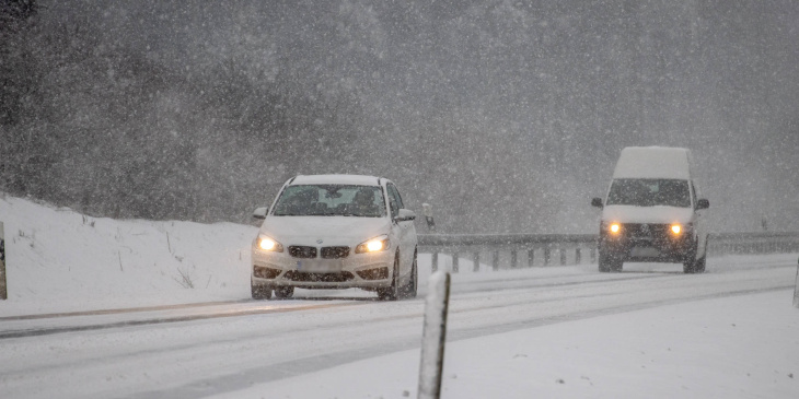häufiger fehler - bei schnee und eis sollten sie das autoradio besser abschalten