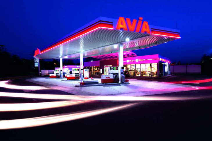 avia übernimmt tankstellen von esso und omv