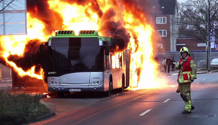 hybrid-linienbus geht in flammen auf