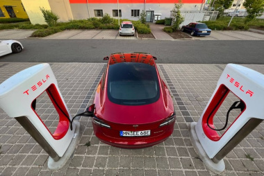 Tesla-Fahrer rächen sich mit fieser Masche an Ladesäulen-Blockierern