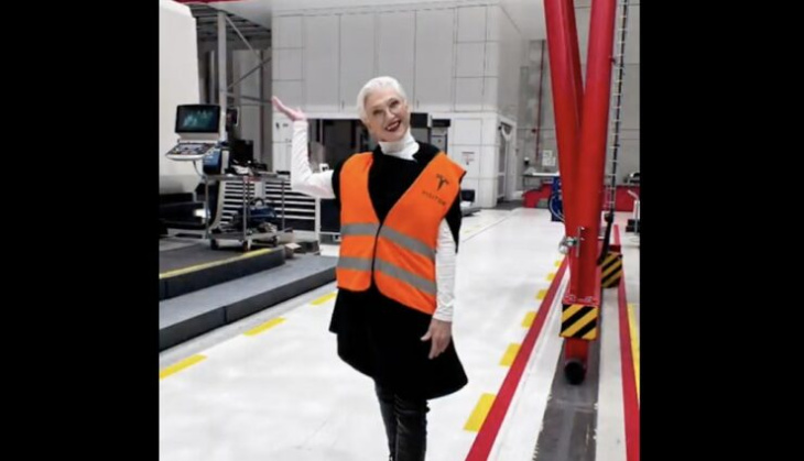 marketing mit mutter: maye musk besucht deutsche tesla-fabrik und wirbt für neues rot