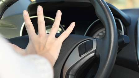 hupen im auto: betätigung streng genommen nur in zwei situationen erlaubt