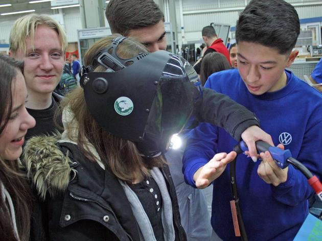 600 schüler bei berufsinformationstag im baunataler vw-werk