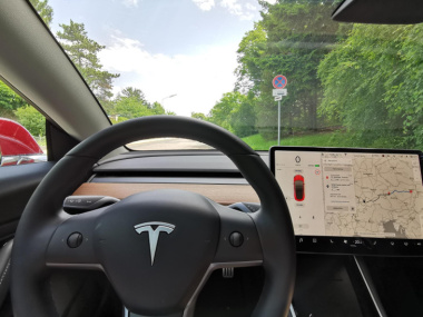 Lenkrad von Tesla Model Y während der Fahrt abgefallen