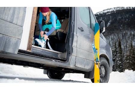 mit dem campingbus in den wintersport-urlaub: 7 transportmöglichkeiten fürs ski-zubehör