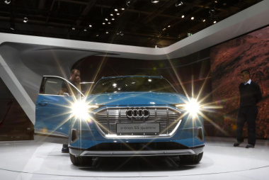 Video: Akku von Audi e-tron fliegt bei Unfall durch die Luft