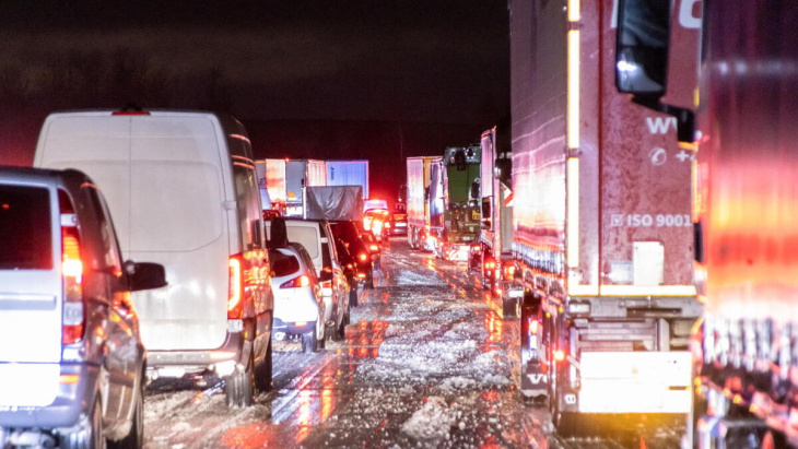 winterwetter bremst fahrer auf a4 und a72 aus