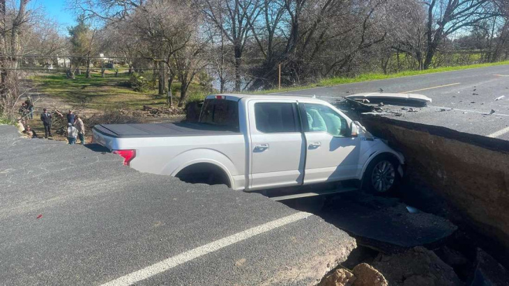 Ford-Fahrer ignoriert Straßensperre und landet in Loch – „Es ist schon wieder passiert“
