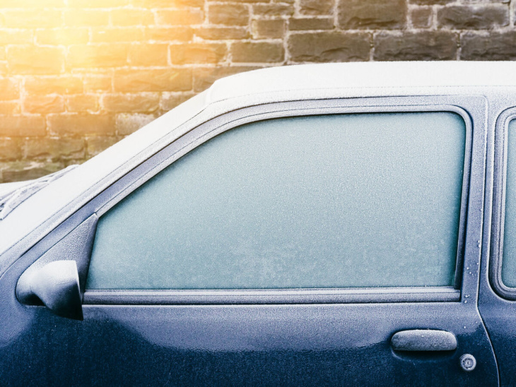 achtung: 3 dinge, die sie bei kälte nie im auto lassen sollten
