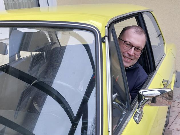 ungewöhnlicher showroom: in gelting steht ein bmw im wintergarten