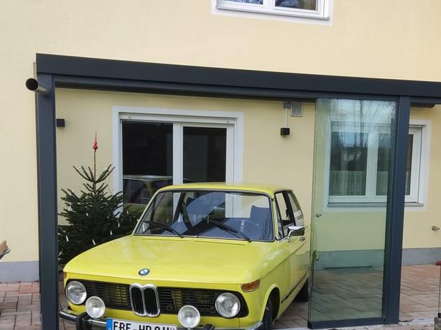 ungewöhnlicher showroom: in gelting steht ein bmw im wintergarten