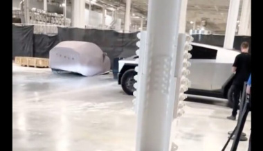 Nächster Tesla oder nur Model X? Cybertruck-Video von Fabrik-Event weckt neue Spekulation