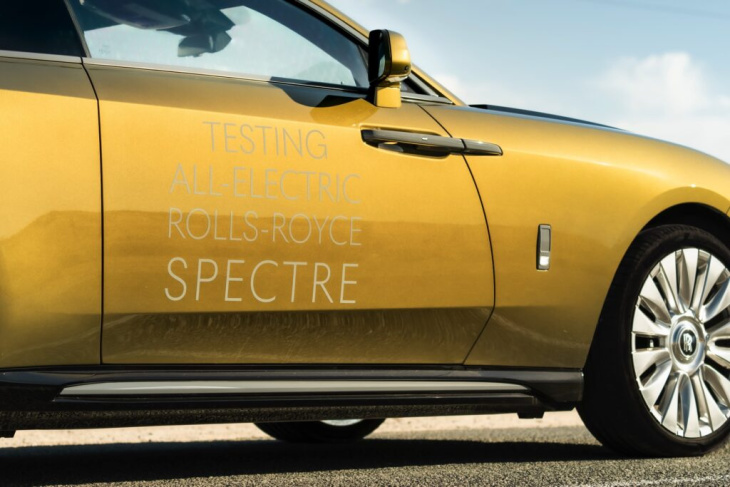 rolls-royce spectre: mehr fotos vom elektro-coupé in gold