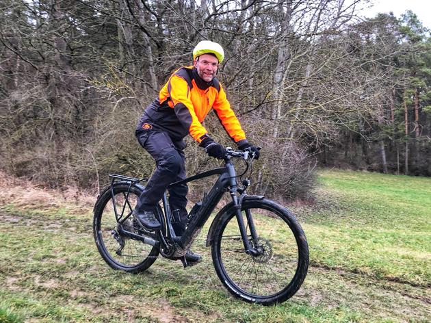 wolfhagens revierförster nutzt e-bike als dienstfahrzeug