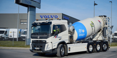 Volvo Trucks liefert ersten E-Betonmischer aus