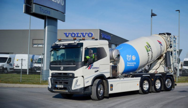 Volvo Trucks liefert vollelektrischen Transportbetonmischer aus