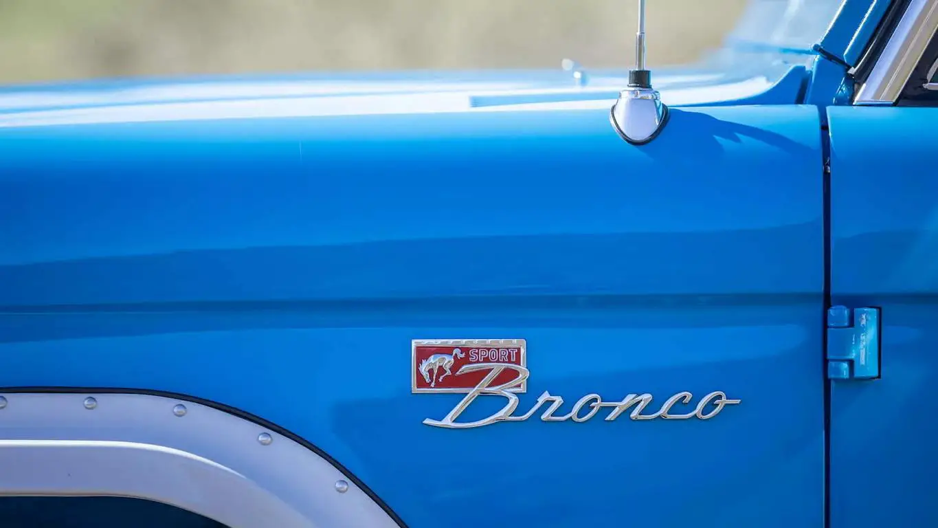 1974 ford bronco restomod in babyblau steht zum verkauf!